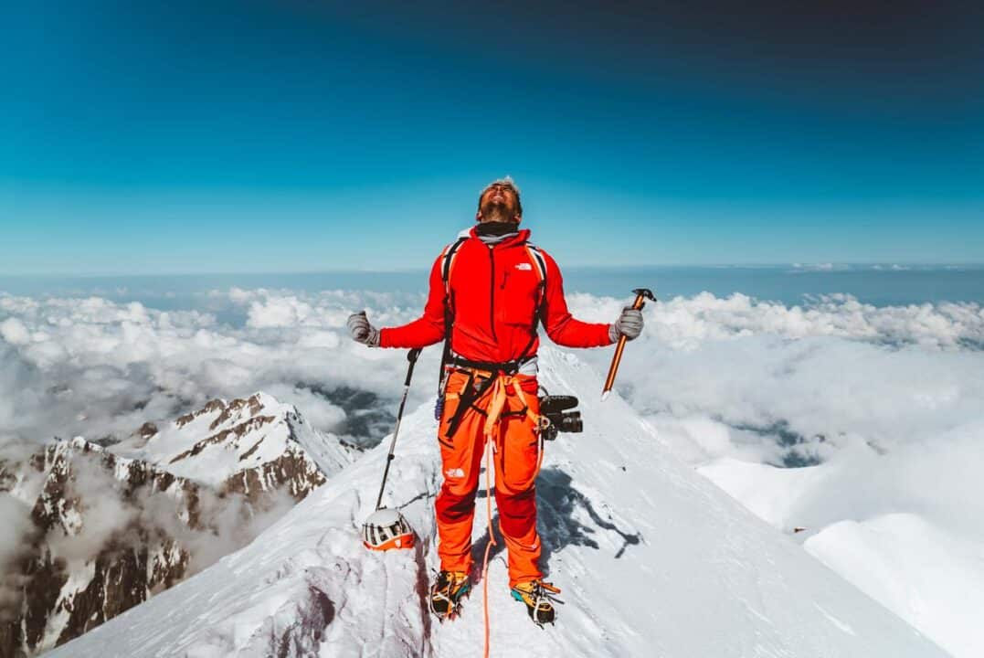 plongez dans l'ascension vertigineuse de l'everest avec ce documentaire captivant. explorez les défis, les paysages à couper le souffle et les histoires de courage des alpinistes qui affrontent l'un des sommets les plus emblématiques du monde.