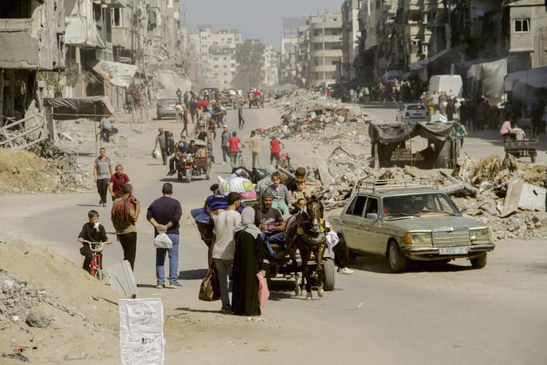 découvrez le quotidien des habitants de gaza, entre défis quotidiens et résilience. une plongée au cœur de la vie quotidienne, des luttes et des espoirs des gazaouis, révélant une réalité méconnue au-delà des images médiatiques.