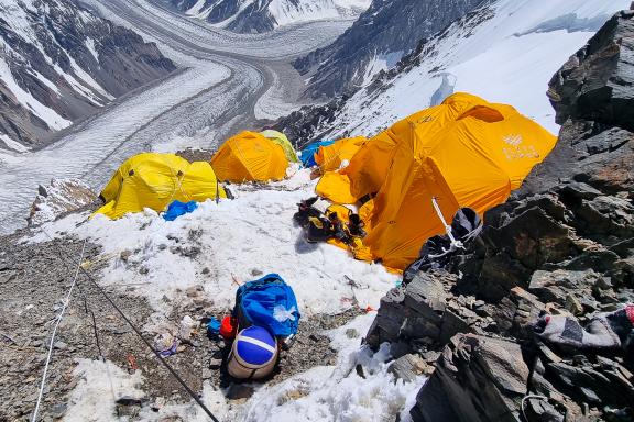 explorez les défis fascinants de l'ascension du k2, deuxième sommet le plus haut du monde. découvrez les conditions climatiques extrêmes, les risques d'altitude et les récits des grimpeurs qui ont tenté de conquérir cette montagne légendaire.