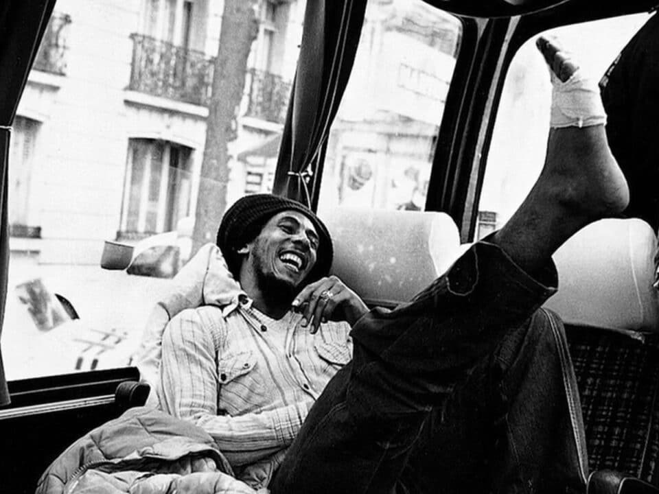 découvrez la vie fascinante et l'héritage musical de bob marley, l'icône du reggae. plongez dans son parcours, ses combats pour la paix et la justice, ainsi que l'influence durable de sa musique qui continue de résonner à travers le monde.