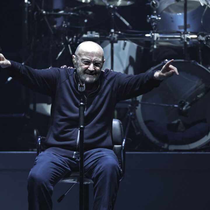 découvrez la carrière légendaire de phil collins, symbole de la musique pop et rock. des débuts avec genesis à une carrière solo couronnée de succès, plongez dans l'univers d'un artiste aux multiples talents et au parcours inspirant.