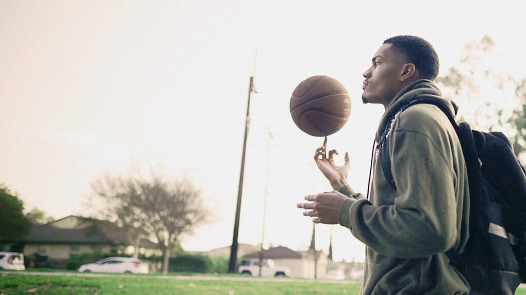 découvrez l'univers fascinant du basket à travers notre sélection de documentaires disponibles sur netflix. plongez dans les histoires inspirantes des joueurs emblématiques, des moments marquants et des enjeux de ce sport dynamique. ne manquez pas l'occasion d'approfondir votre passion pour le basket avec ces récits captivants.