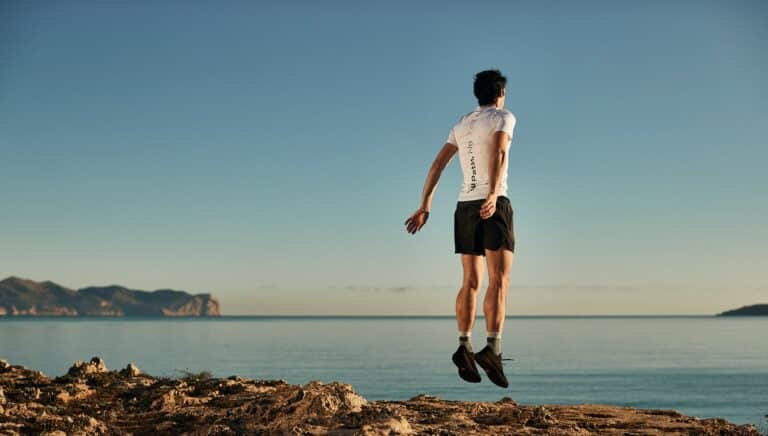 découvrez le parcours inspirant de kilian jornet, un athlète d'exception qui repousse sans cesse les limites de l'endurance en montagne. explorez son histoire, ses exploits remarquables et sa passion pour la nature.