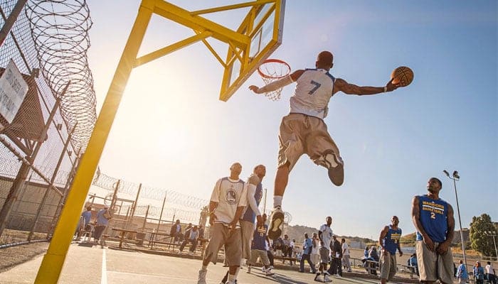 découvrez notre sélection de documentaires captivants sur le basket, explorant l'histoire, les grandes équipes, et les joueurs légendaires qui ont marqué ce sport passionnant. plongez dans l'univers du basket et vivez des moments inoubliables.