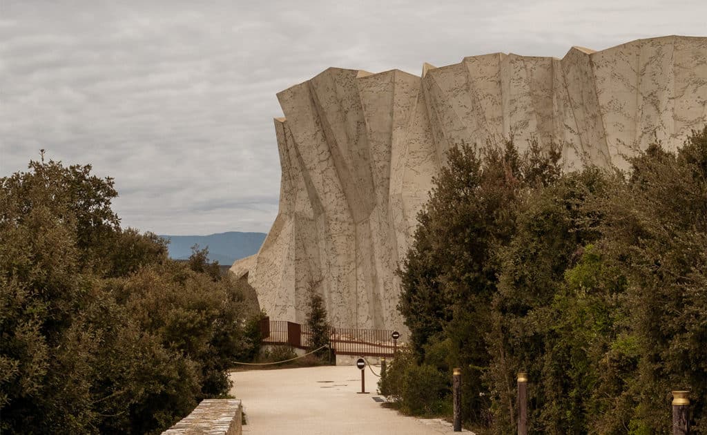 découvrez la grotte chauvet, un chef-d'œuvre de l'art préhistorique, célèbre pour ses peintures murales vieilles de plus de 30 000 ans. explorez ce site classé au patrimoine mondial de l'unesco et plongez dans l'histoire fascinante de nos ancêtres à travers des œuvres d'art exceptionnelles.