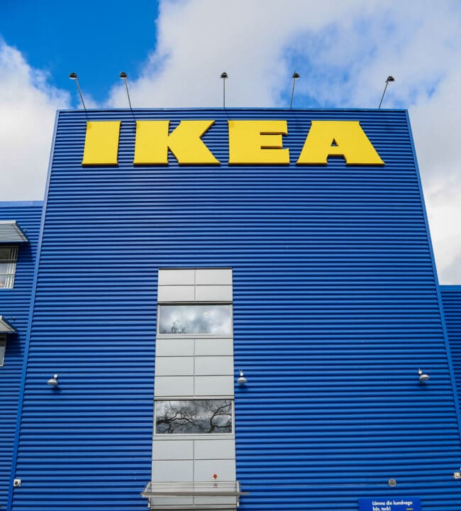 découvrez les coulisses d'ikea avec ce documentaire captivant qui explore l'histoire, la philosophie et les innovations de la célèbre marque suédoise. plongez dans l'univers du design fonctionnel et éthique, et apprenez comment ikea a révolutionné le marché du meuble en alliant accessibilité et style.